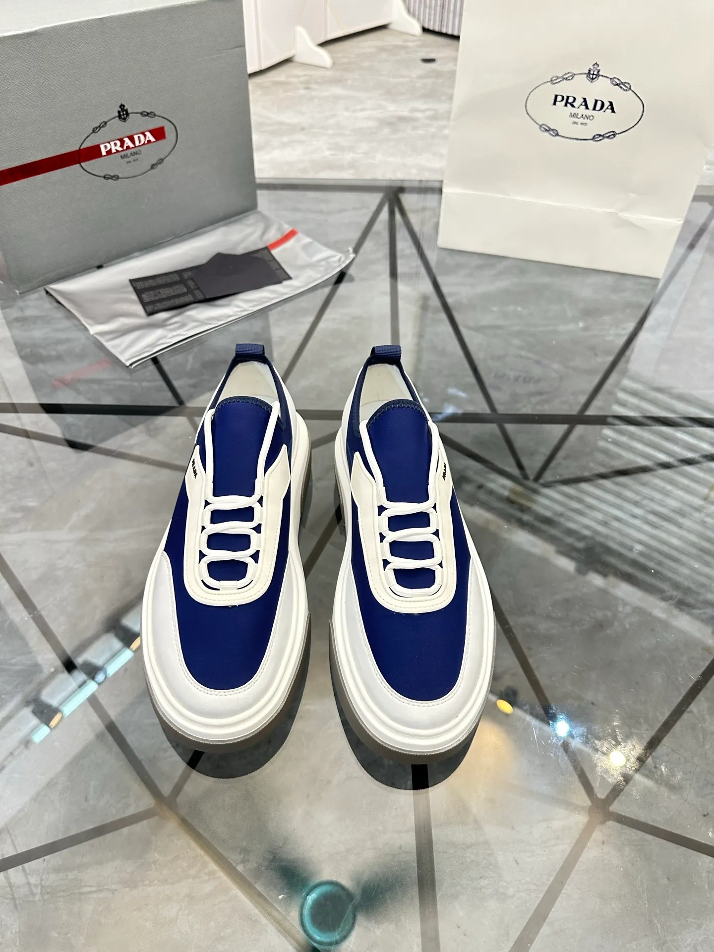 Men's shoes for sale 💰: 💰P600¥ High-end top quality Product trademark: Prada *"Prada*" low-top casual shoes Regular size: 38-45 (can be customized to 46) Product materials: Upper imported glue splicing original material, breathable lining, cowhide foot pads, original outsole. Number: 832